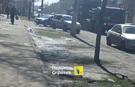 У Маріуполі окупанти переміщують військову техніку подалі від лінії можливого ураження