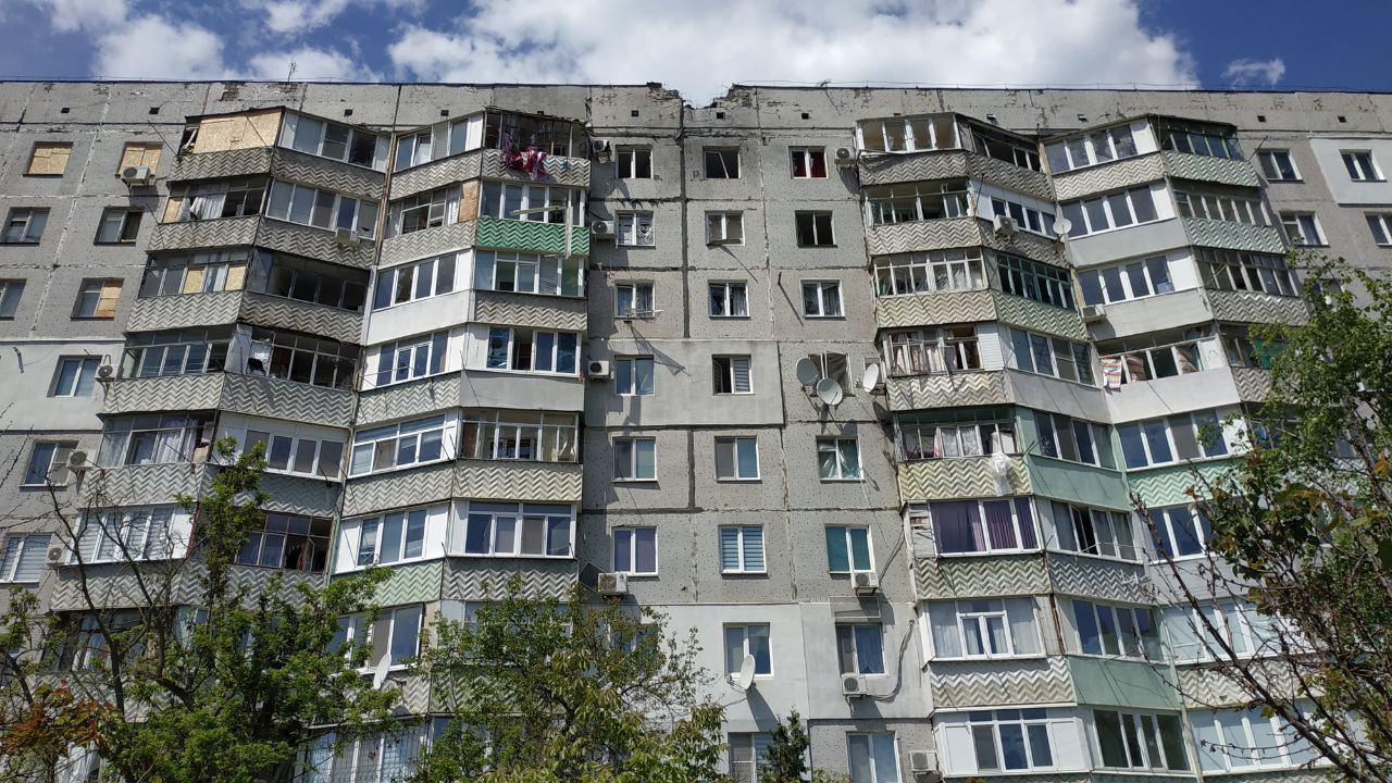 В Херсоне российские оккупанты обстреляли многоэтажку