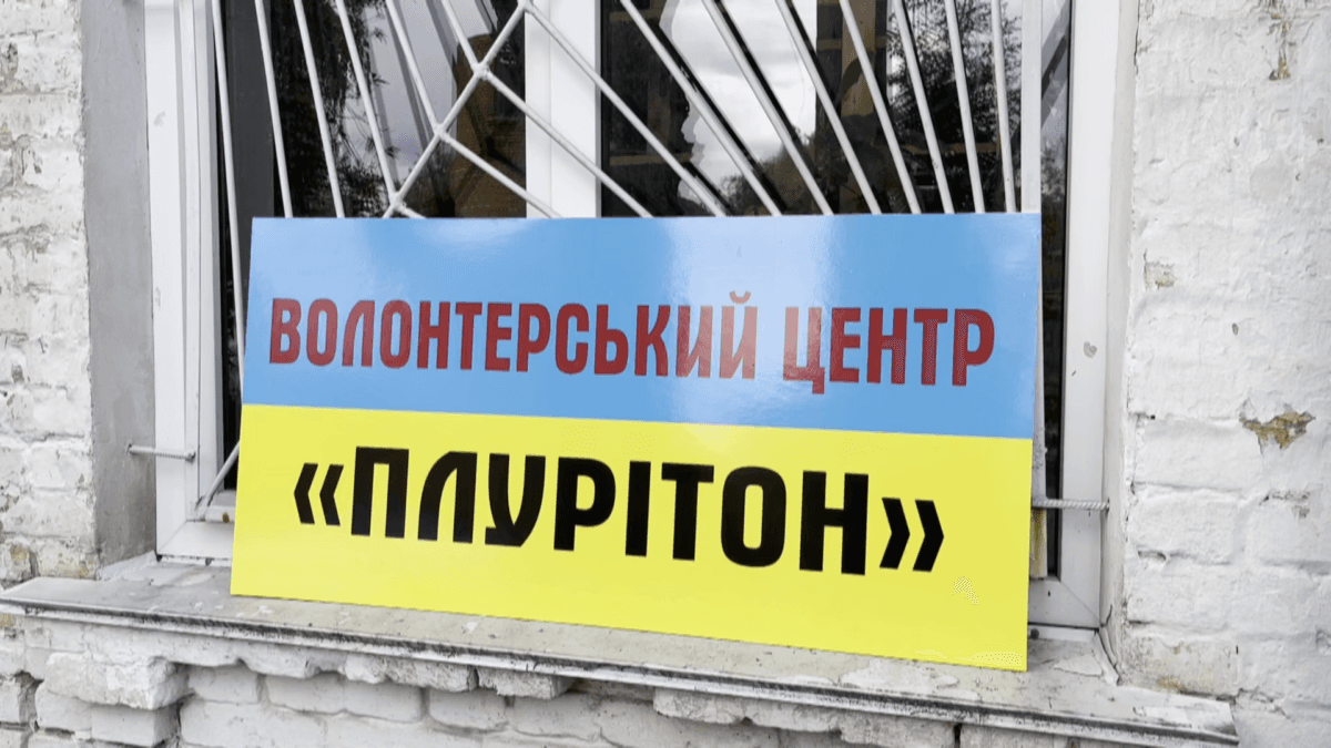Їжа, безкоштовні квитки, ночівля: на кордоні з РФ волонтери допомагають переселенцям з окупованих територій