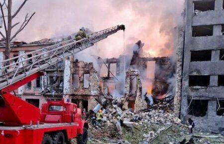 Обстріл Миколаєва: з-під завалів витягнули тіло загиблого чоловіка, шукають ще одну людину
