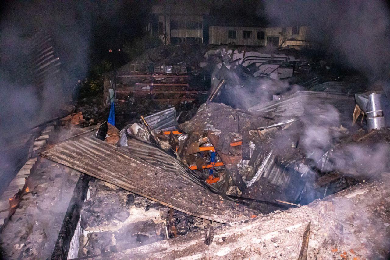 Обстріл Харкова: російська ракета поцілила у склад, є постраждалий