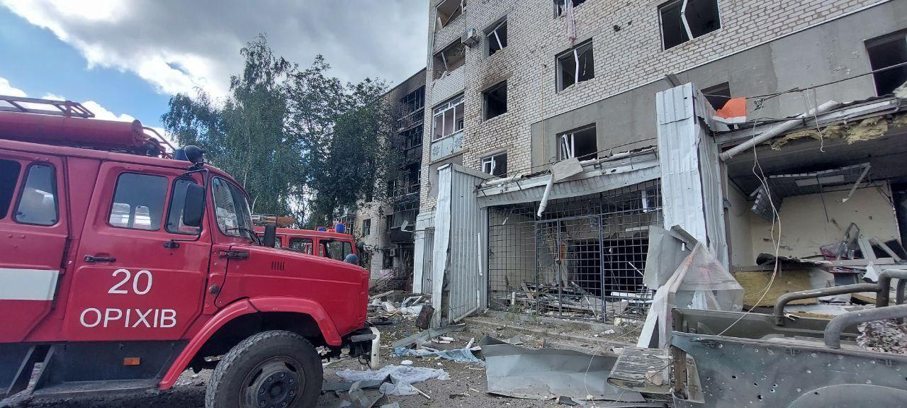 Рятувальники показали наслідки удару по Оріхову (ФОТО)