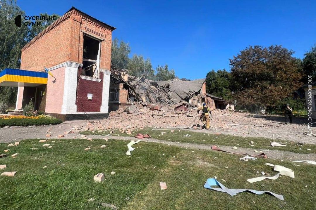 У школі в Ромнах сьогодні перебувало 19 людей: частина з них покинула приміщення перед влучанням дрона — журналістка