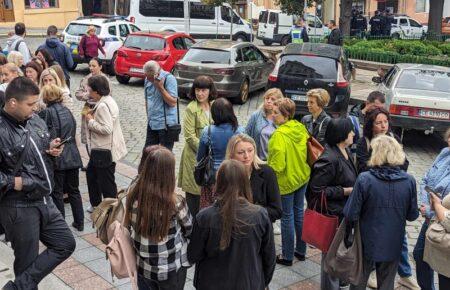 У Чернівцях 84 педагоги пішли у неоплачувану відпустку — вимагають повернути звільнену директорку