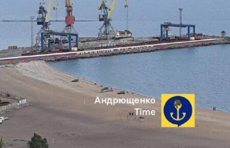 Російське судно доправило бетонні укріплення в окупований Маріуполь