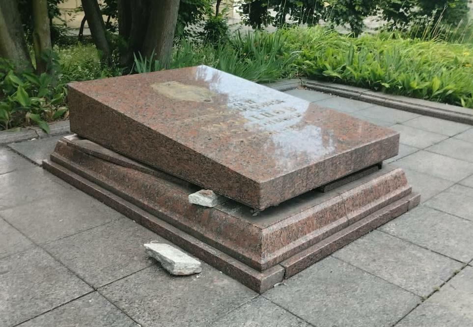 У Львові оштрафували чоловіка, який намагався викрасти прах агента НКВС з могили