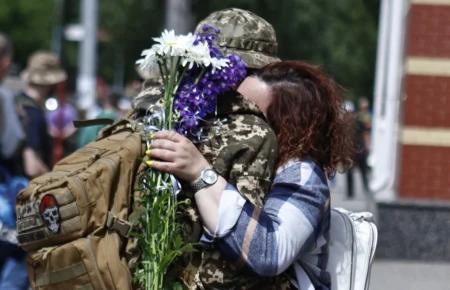 Нерозуміння, звинувачення та мізогінія: з чим зіштовхуються дружини українських захисників