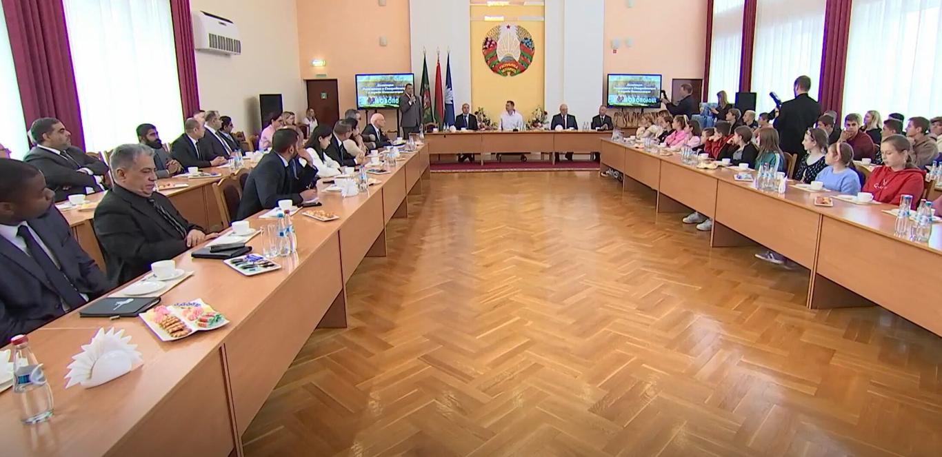 У Білорусі з викраденими українськими дітьми зустрілися дипломати із Зімбабве, Сирії, Китаю та інших країн