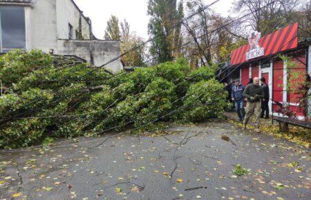 У Києві внаслідок негоди постраждали семеро людей, пошкоджені два будинки