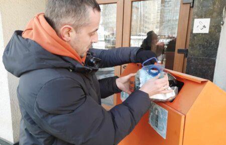 Жителі багатоповерхівки у Чернівцях розповіли, як заощадили на здачі батарейок