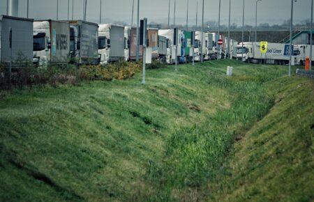 Польські перевізники, попри обіцянки, блокують проходження гуманітарної допомоги (ФОТО)