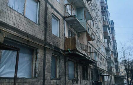 «Алгоритм дій є, але він не діє»: як живуть мешканці пошкодженої росіянами багатоповерхівки на вулиці Дашкевича у Києві (ФОТО)