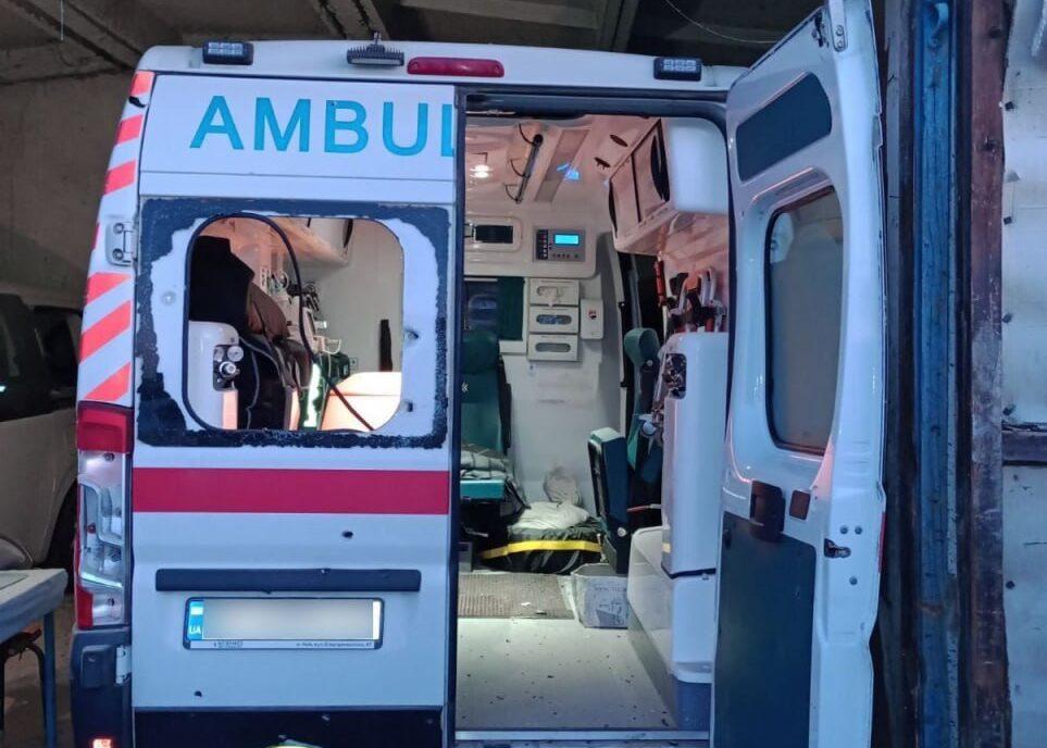 На Херсонщині через обстріл окупантами пункту «швидкої» поранені 4 рятувальників