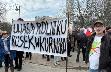 Польські фермери відібрали плакат, який попереджав про російську пропаганду (ВІДЕО)