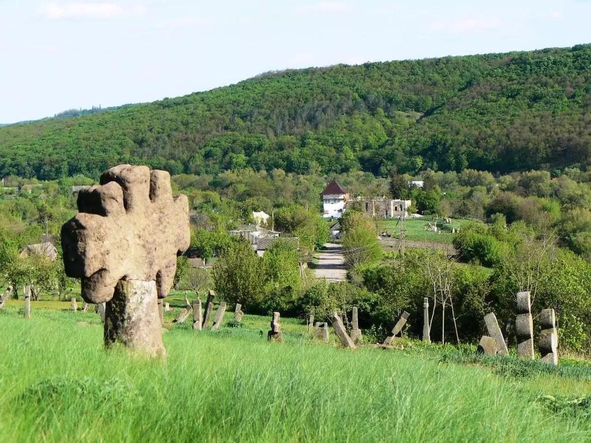 Карʼєр на місці заповідника: що відбувається у селищі Буша