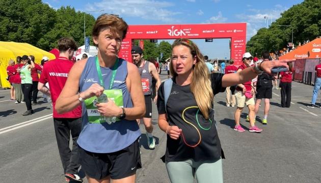 Глава МЗС Латвії пробігла марафон у 21 км, де зібрали вже 14 тисяч євро на безпілотники для України