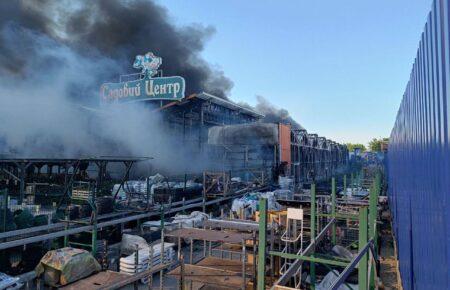 Рятувальники збираються та йдуть за людьми, попри дуже сильну пожежу — кореспондент з Харкова