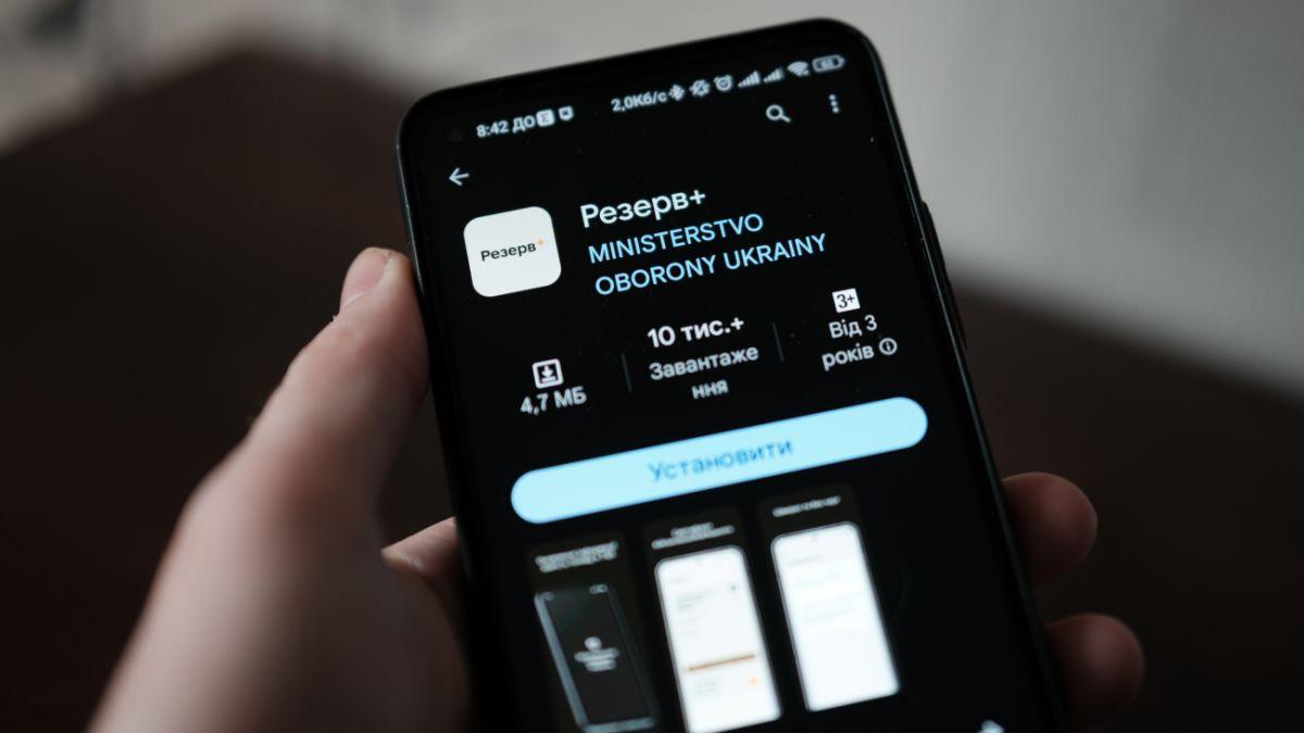 75 тисяч українців за кордоном оновили свої військово-облікові дані — Лазуткін