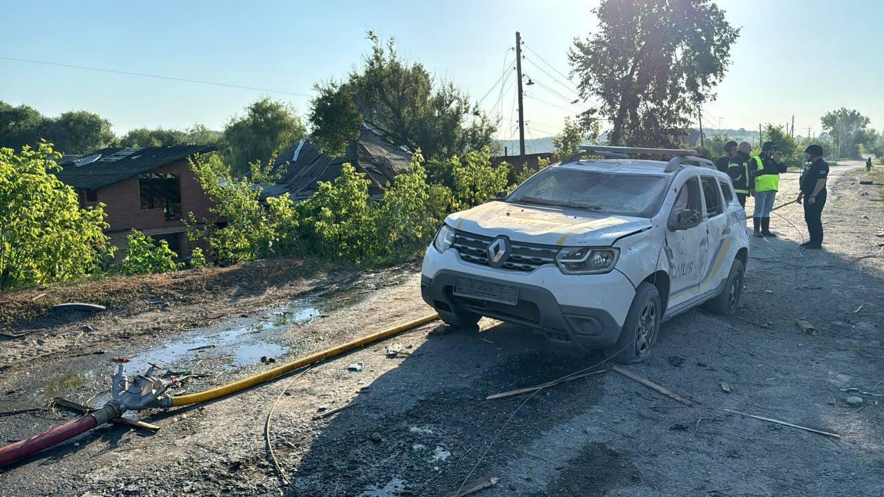Під час обстрілу селища Буди загинули рятувальник та поліцейський, ще 24 людини поранені — Клименко