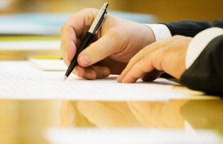 Зеленський підписав закони про продовження воєнного стану та мобілізації