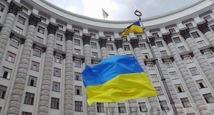 Три міністри подали заяви про відставку