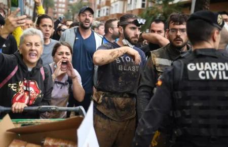 У Валенсіїї закидали брудом королівське подружжя Іспанії