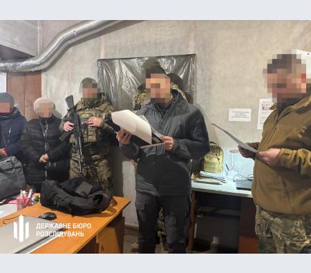 ДБР викрило екскомбрига однієї з бригад ТРО, який організував фіктивну участь своєї дружини у бойових діях