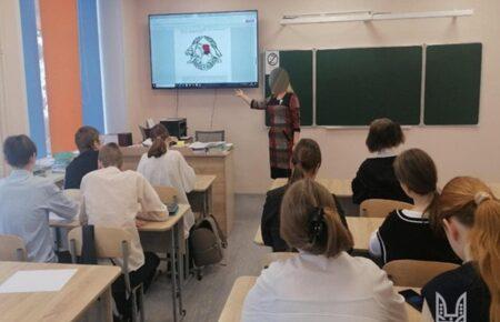 Російські школярі привітали окупантів малюнками з емблемами ССО ЗСУ (ФОТО)