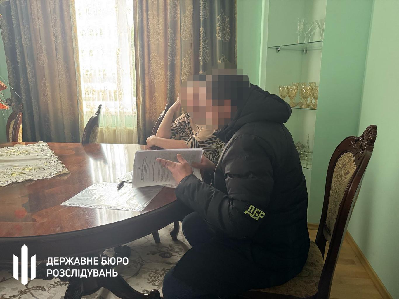 Інспекторку Львівської митниці викрили на вивезенні за кордон військовозобов’язаних