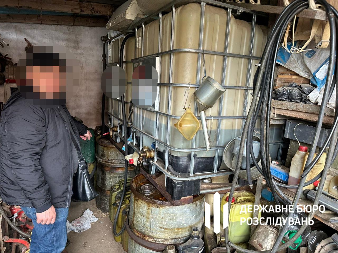 ДБР викрило військових, які продавали фермерам пальне, призначене для ЗСУ
