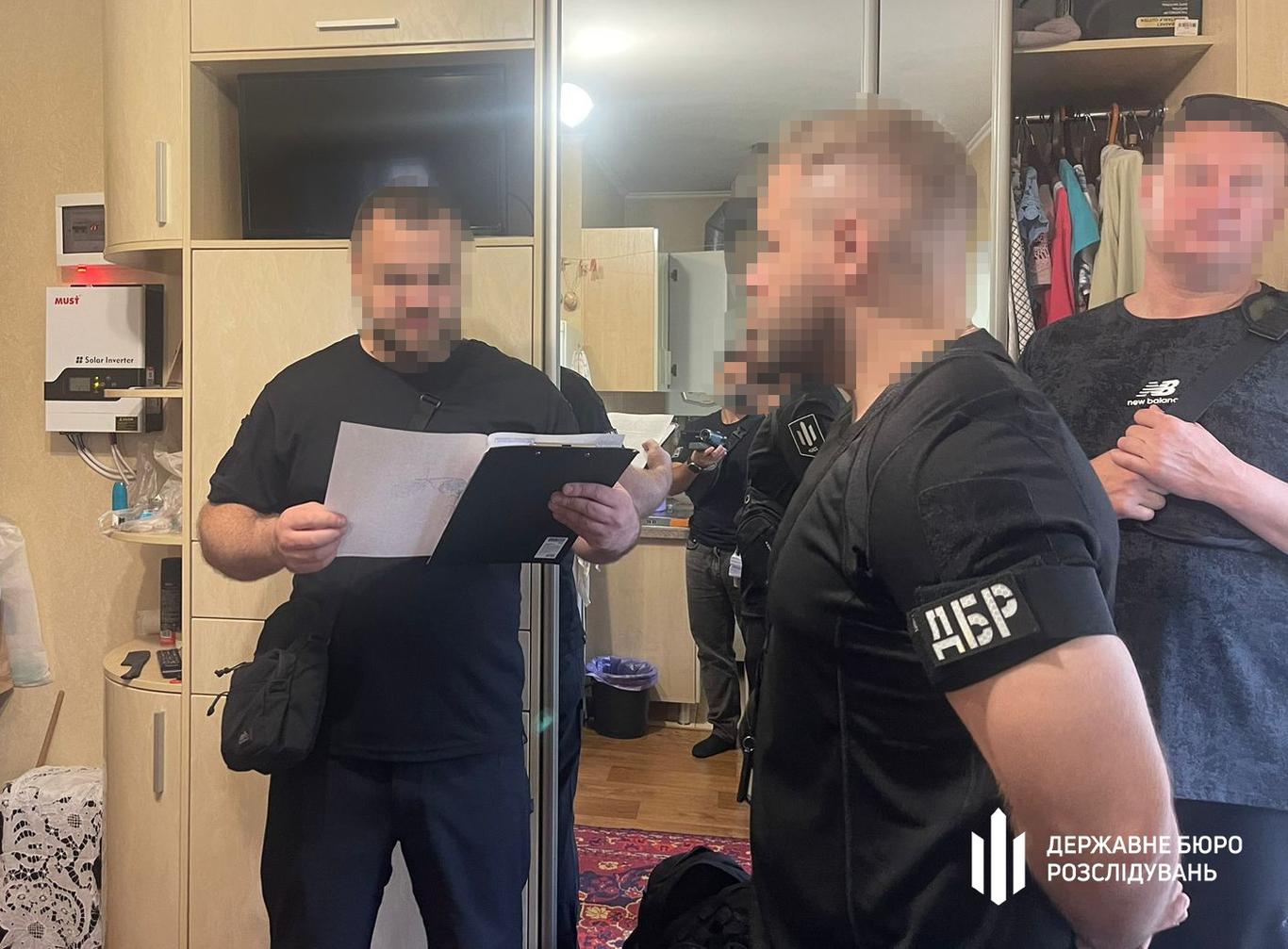 Адвокат з Дніпра за час роботи в поліції купив 21 квартиру: йому оголосили підозру