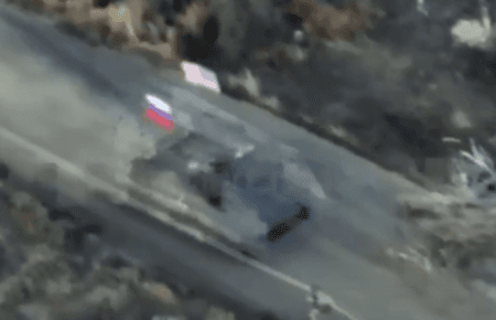 Російські пропагандисти опублікували відео, на якому техніка окупантів йде на штурм із прапорами РФ та США