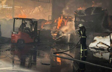 Рятувальники майже добу гасили пожежу в Білій Церкві після російського обстрілу (ФОТО, ВІДЕО)