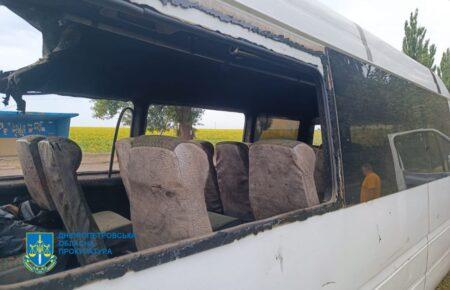 Росіяни вдарили по мікроавтобусу на Дніпропетровщині, який їхав по трасі: загинув чоловік