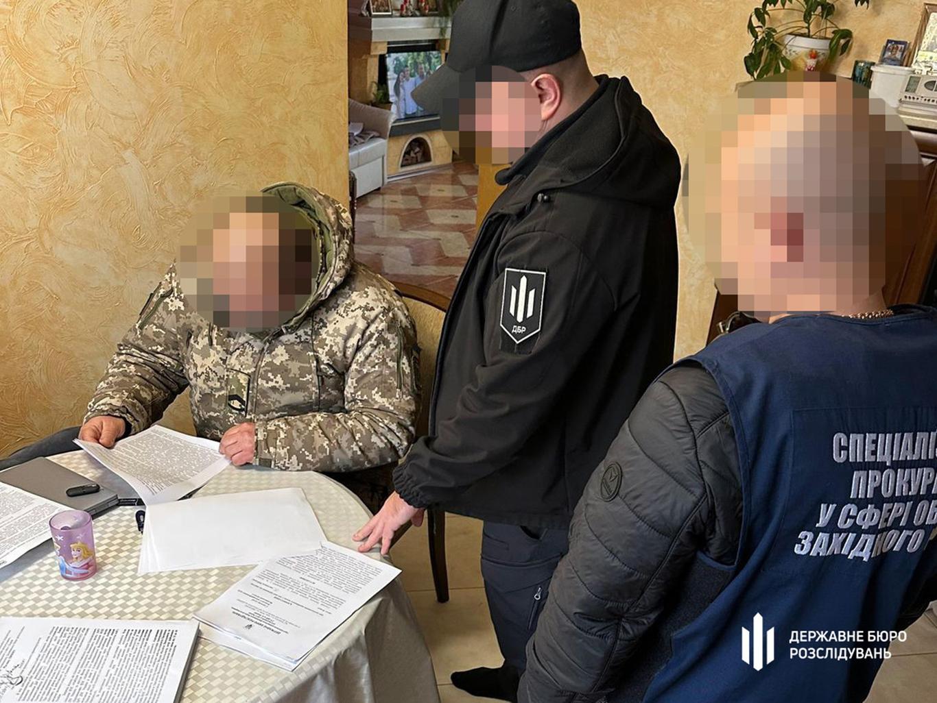 Волинські прикордонники отримали підозру за втечу з України 120 чоловіків
