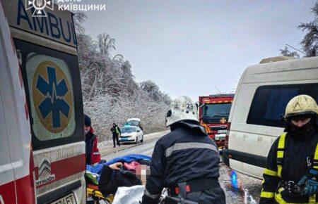 Двоє людей загинули в зіткненні маршрутки з легковиком на Київщині (ФОТО)
