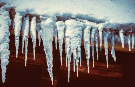Що робити, якщо на авто впала бурулька чи обвалився сніг: поради юристки