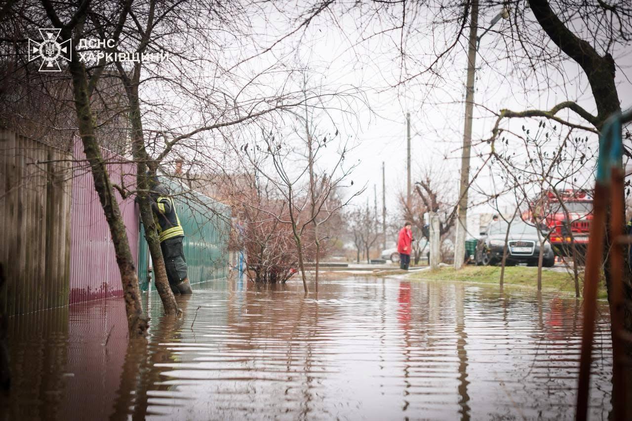 На Харківщині рятувальники ліквідовують наслідки підтоплень (ФОТО)