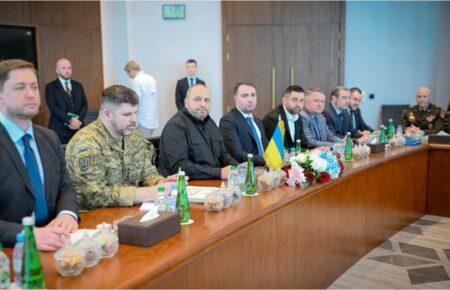 ЄС не за столом, але в грі: як у Брюсселі оцінюють переговори в Абу-Дабі