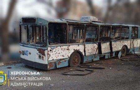 Росіяни обстріляли комунальне підприємство у Херсоні, пошкоджені тролейбуси