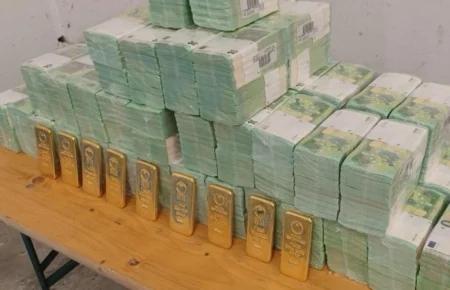 «Кілограмові злитки в Угорщині, імовірно, вийняли з опломбованого боксу для фото»: для кого Ощадбанк віз золото