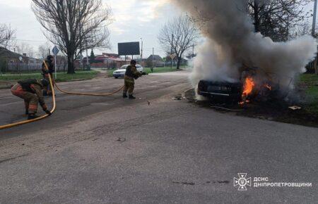 Росіяни вдарили FPV-дроном по легковому автомобілю у Нікополі: постраждали 3 людей