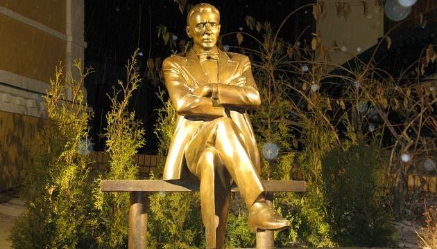 Стало відомо, куди передали на зберігання демонтований пам’ятник Булгакову