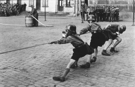 Нацисти у Німеччині теж змушували співати дітей у садочках пісні про Гітлера, тепер те саме відбувається у Росії щодо Путіна