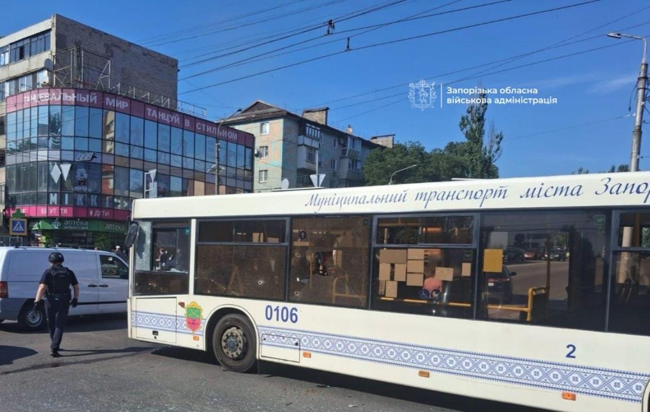 У Запоріжжі росіяни вдруге за день атакували громадський транспорт