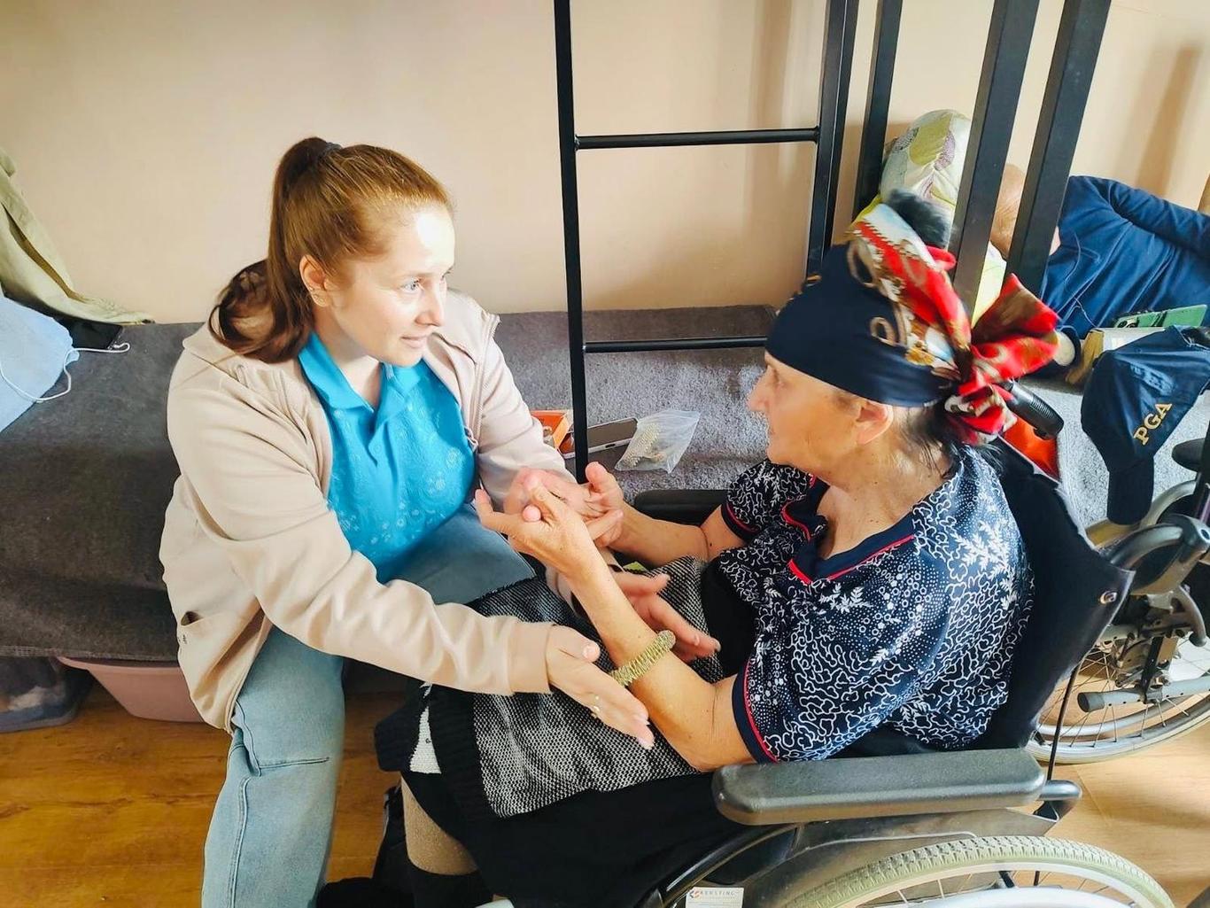 «Якщо пацієнт не може прийти до нас — ми йдемо до нього»: як Карітас України розвиває мобільну реабілітацію