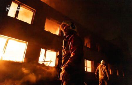 Росіяни вночі вдарили по Києву балістикою: двоє загиблих, горіли складські приміщення (ФОТО)
