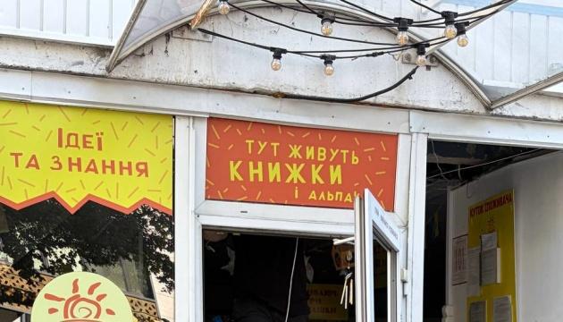 У Києві російська атака вночі пошкодила сімейну книгарню «Альпака»