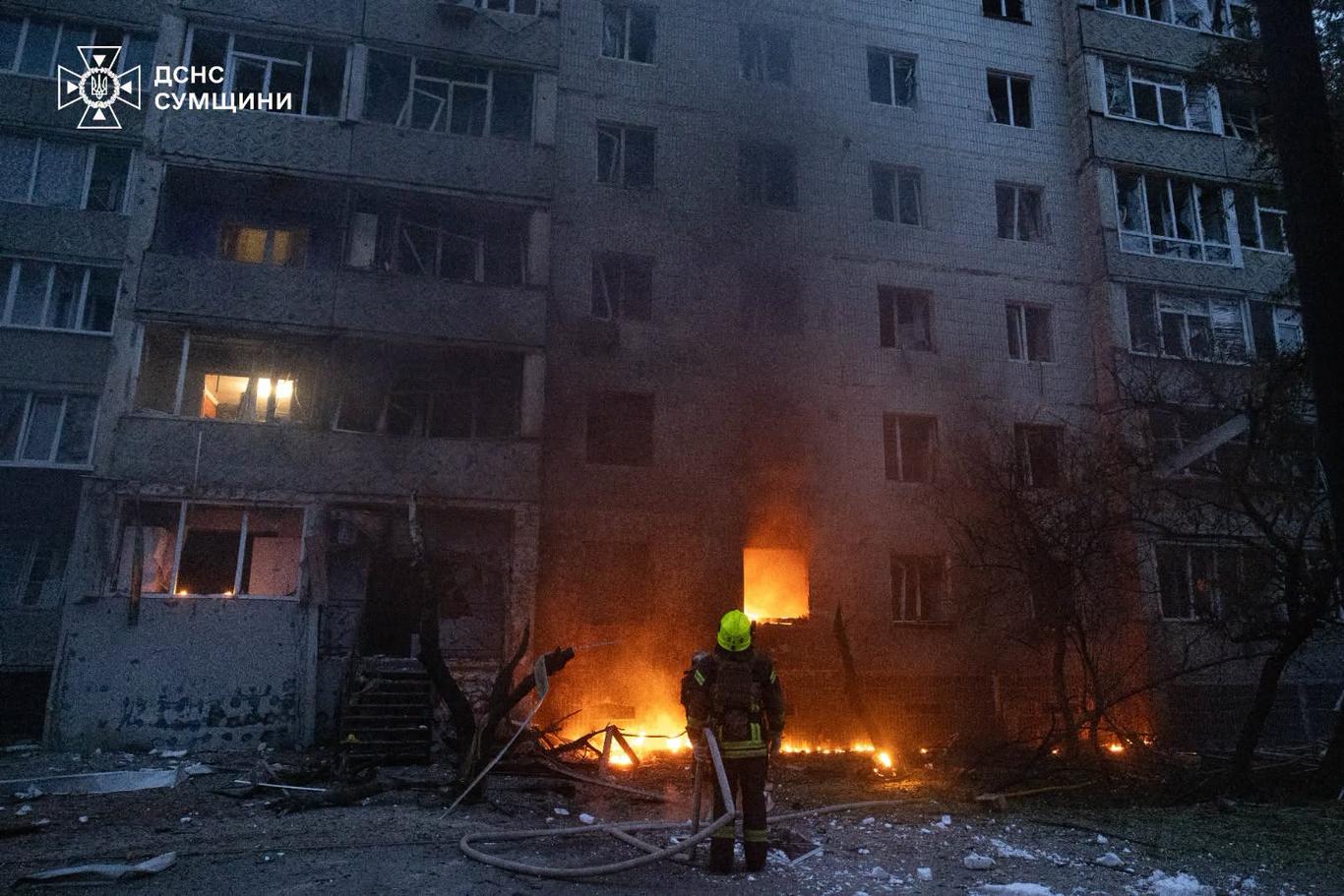 Ворог завдав повторного удару по Сумах під час роботи ДСНС: є постраждалі