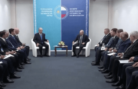 Президент Казахстану закликав Путіна заморозити війну в Україні: її природа незрозуміла